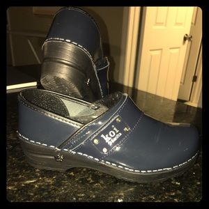 Koi clogs